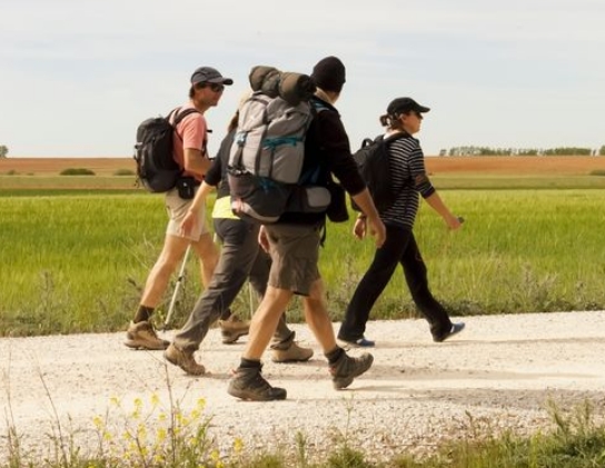 Grupo de peregrinos haciendo el camino