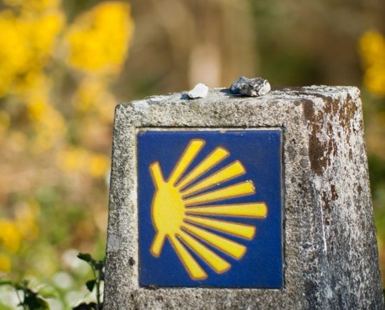 Símbolo del camino en una piedra